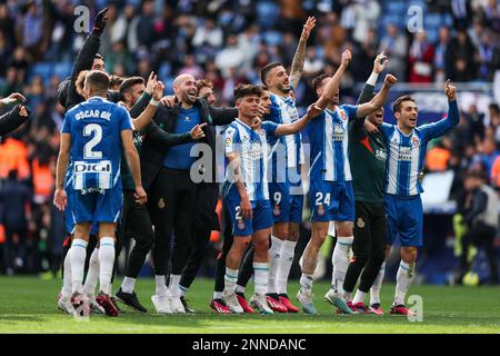 RCD Espanyol-Spieler feiern nach dem Liga-Spiel zwischen RCD Espanyol und RCD Mallorca im RCDE-Stadion in Cornella, Spanien. Stockfoto