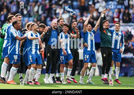 RCD Espanyol-Spieler feiern nach dem Liga-Spiel zwischen RCD Espanyol und RCD Mallorca im RCDE-Stadion in Cornella, Spanien. Stockfoto