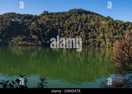 Nainitalsee in den Herbstmonaten Stockfoto