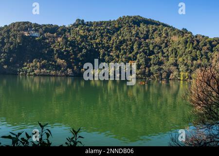 Nainitalsee in den Herbstmonaten Stockfoto