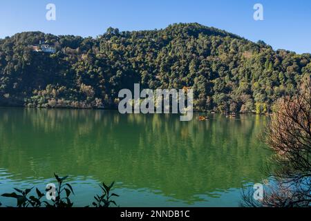 Nainitalsee in den Herbstmonaten Stockfoto