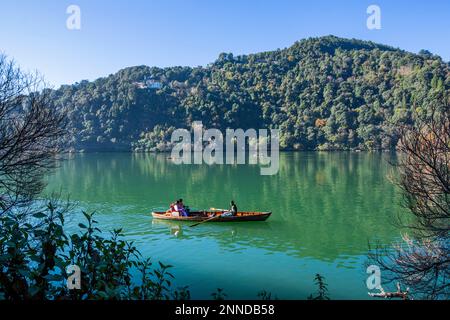 Nainitalsee in den Herbstmonaten Stockfoto