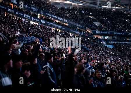 Gelsenkirchen, Deutschland. 25. Februar 2023. Fußball, Bundesliga: Schalke 04 - VfB Stuttgart, Spieltag 22, Veltins Arena. Schalke-Fans vor dem Spiel. Kredit: Fabian Strauch/dpa - WICHTIGER HINWEIS: Gemäß den Anforderungen der DFL Deutsche Fußball Liga und des DFB Deutscher Fußball-Bund ist es verboten, im Stadion aufgenommene Fotos und/oder das Spiel in Form von Sequenzbildern und/oder videoähnlichen Fotoserien zu verwenden oder verwenden zu lassen./dpa/Alamy Live News Stockfoto