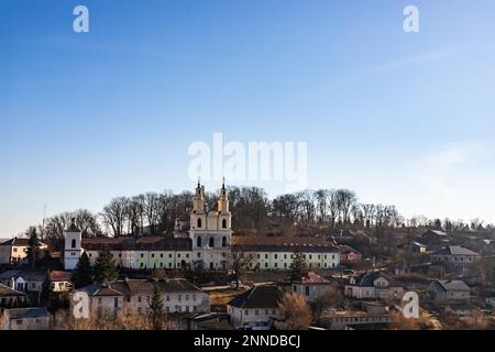 Blick auf das antike Kloster der Heiligen Kreuzung ist das Basilianische Kloster in Buchach, Region Ternopil, Ukraine. Touristenattraktion Stockfoto