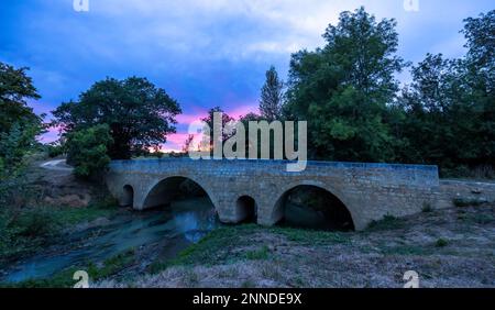 Romanische Brücke von Artigue und Fluss Osse in der Nähe von LarressSingle auf dem Weg nach Santiago de Compostela, UNESCO-Weltkulturerbe, Departement Gers, Frankreich Stockfoto