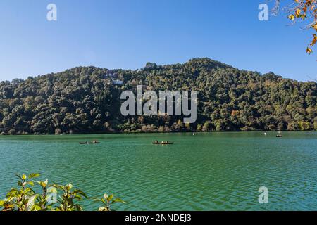 Nainitalsee in den Herbstmonaten Stockfoto