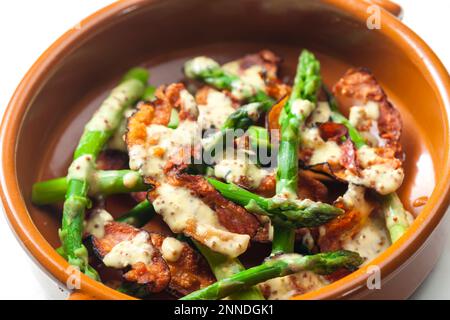 Grüner Spargel mit Speck und Senfsoße Stockfoto