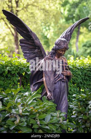 Engel mit Kreuz und Feder Stockfoto