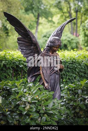 Engel mit Feder und Kreuz Stockfoto