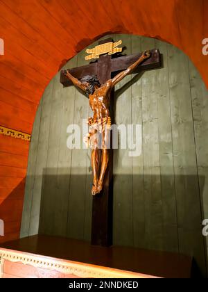 Skulptur von Christus gekreuzigt in der Kapelle des Heiligen Kreuzes. Salzbergwerk Wieliczka. Die Mine wurde 1978 in die UNESCO-Weltkulturerbestätte aufgenommen. Stockfoto