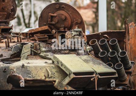 Verbranntes und geschmolzenes rostiges Wrack eines russischen Panzers T-72B, der bei der russischen Invasion in der Ukraine in der Nähe von Kiew zerstört wurde Stockfoto