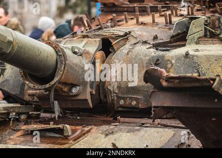 Verbranntes und geschmolzenes rostiges Wrack eines russischen Panzers T-72B, der bei der russischen Invasion in der Ukraine in der Nähe von Kiew zerstört wurde Stockfoto