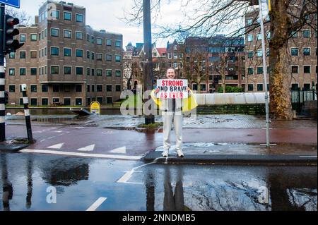 Eine ukrainische Frau wird dabei gesehen, wie sie die Demonstration unterstützt. In Amsterdam Tausende ukrainische Menschen und Anhänger gingen vom Museumplein zum Dam-Platz, um die niederländische Gesellschaft daran zu erinnern, dass der Krieg weitergeht und dass mutige ukrainische Menschen ihr Land verteidigen und dass die Ukraine damit Unterstützung braucht.denn Freitag, der 24. Februar, ist ein Jahr, seit Russland seine Existenz begonnen hat Krieg gegen die Ukraine, mehrere Demonstrationen sind in den Niederlanden geplant. Mehr als acht Millionen Menschen wurden gezwungen, die Ukraine zu verlassen, und weitere fünf Millionen wurden intern vertrieben. Stockfoto