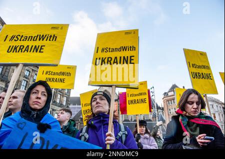 Während der Demonstration wurde eine Gruppe von Frauen mit Plakaten von Amnesty International gesehen. In Amsterdam Tausende ukrainische Menschen und Anhänger gingen vom Museumplein zum Dam-Platz, um die niederländische Gesellschaft daran zu erinnern, dass der Krieg weitergeht und dass mutige ukrainische Menschen ihr Land verteidigen und dass die Ukraine damit Unterstützung braucht.denn Freitag, der 24. Februar, ist ein Jahr, seit Russland seine Existenz begonnen hat Krieg gegen die Ukraine, mehrere Demonstrationen sind in den Niederlanden geplant. Mehr als acht Millionen Menschen wurden gezwungen, die Ukraine zu verlassen, und weitere fünf Millionen waren int Stockfoto