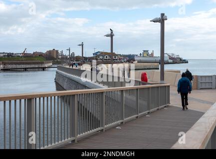 Neu eröffneter Küstenspaziergang und Meeresabwehr in Portsmouth, Hampshire, erbaut zum Schutz von Teilen der Küste. Stockfoto