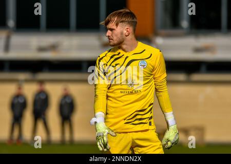 Swansea, Wales. 25. Februar 2023 Torwart Ewan Griffiths aus Swansea City während des Spiels der Professional Development League zwischen Swansea City under 18 und Cardiff City under 18 an der Swansea City Academy in Swansea, Wales, UK am 25. Februar 2023. Kredit: Duncan Thomas/Majestic Media/Alamy Live News. Stockfoto