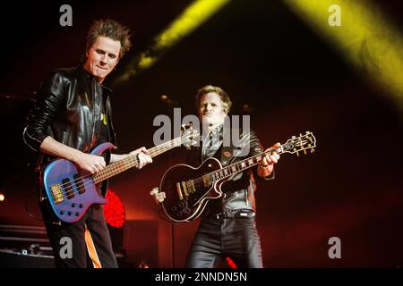 John Taylor und Nick Rhodes von Duran Duran treten am 06. Dezember 2015 in Glasgow, Schottland, auf der Bühne von SEE Hydro auf. Stockfoto