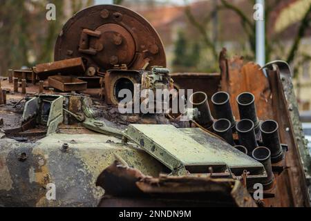 Verbranntes und geschmolzenes rostiges Wrack eines russischen Panzers T-72B, der bei der russischen Invasion in der Ukraine in der Nähe von Kiew zerstört wurde Stockfoto