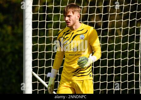 Swansea, Wales. 25. Februar 2023 Torwart Ewan Griffiths aus Swansea City während des Spiels der Professional Development League zwischen Swansea City under 18 und Cardiff City under 18 an der Swansea City Academy in Swansea, Wales, UK am 25. Februar 2023. Kredit: Duncan Thomas/Majestic Media/Alamy Live News. Stockfoto