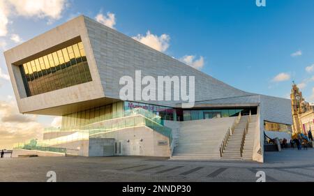 Vordertreppe und Eingangsrampe des Museum of Liverpool, Mann Island, Merseyside, England, Großbritannien Stockfoto