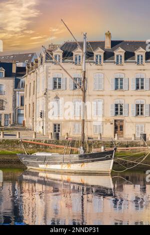 Vannes, eine wunderschöne Stadt in der Bretagne, ein traditionelles Boot im Hafen mit typischen Häusern Stockfoto