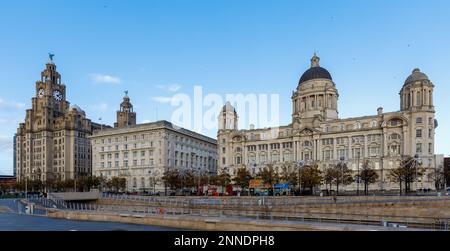 Die Three Graces bestehen aus dem Royal Liver Building, dem Cunard Building und dem Port of Liverpool Building und befinden sich auf Liverpool.“ Stockfoto