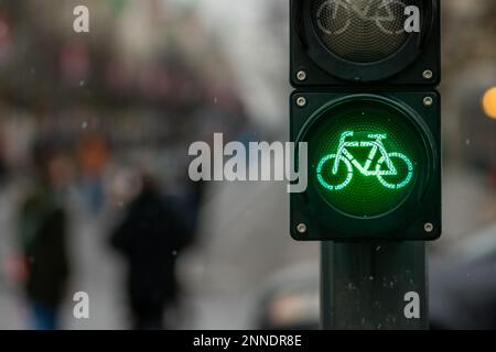 Nachhaltiger Verkehr. Fahrrad-Verkehrsampel, grüne Ampel, Straßenfahrrad, kostenlose Fahrradzone oder Gegend, fahrradfreundlich, Nahaufnahme Stockfoto