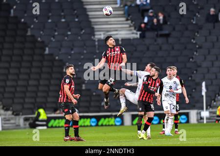 Massimo Luongo (25 Ipswich Town) springt beim Sky Bet League 1-Spiel zwischen MK Dons und Ipswich Town im Stadium MK, Milton Keynes, am Samstag, den 25. Februar 2023. (Foto: Kevin Hodgson | MI News) Guthaben: MI News & Sport /Alamy Live News Stockfoto