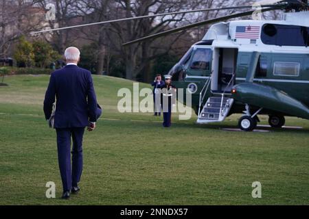 Delaware, Washington, DC, USA. 24. Februar 2023. US-Präsident Joe Biden verlässt den South Lawn of the White House auf dem Weg nach Delaware, Washington, DC, USA, am 24. Februar 2023. Kredit: Will Oliver/Pool über CNP/dpa/Alamy Live News Stockfoto