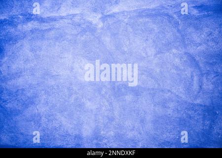 Blauer Hintergrund mit Aquarellstruktur und weichen künstlerischen Verläufen für Design, Kunst und Dekoration. Stockfoto