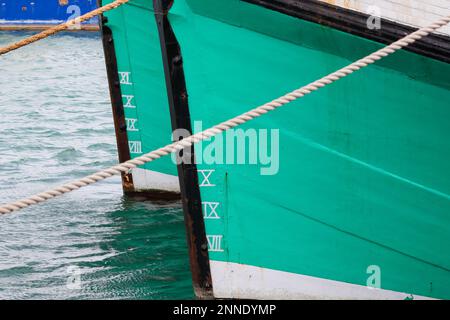 Fischtrawler Verbeugt Sich Mit Ladungsmarkierungen Im Hafen Stockfoto