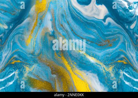 Blau und Gold fließende Kunsttextur mit Metallwirbeln und Marmor-Effekt für modernes Design und Dekor. Stockfoto