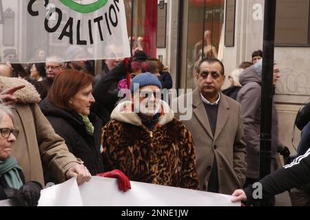 London, Großbritannien. 25/Feb/2023 Stopp der Kriegsmärsche gegen den Krieg in der Ukraine Ein großer Protest der Kampagnengruppe Stopp der Kriegskundgebungen und -Märsche. Der Musiker Brian Eno, Präsident der Stop the war Coalition, tritt dem marsch von außerhalb der Studios der BBC durch das Zentrum Londons bei. Kredit: Roland Ravenhill/Alamy. Stockfoto