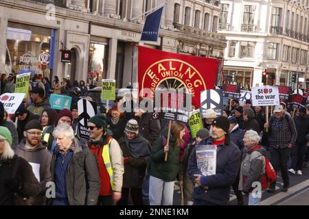 London, Großbritannien. 25/Feb/2023 Stop the war Marches against Ukraine war Ein großer Protest der Kampagnengruppe Stop the war Rallies and marches from outside the Studios of the BBC through Central London. Kredit: Roland Ravenhill/Alamy. Stockfoto