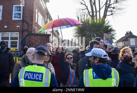 London, Großbritannien. 25. Februar 2023. Ein LGBTQ-Protestprotester hält während der Demonstration einen Regenbogenschirm, während rechtsextreme Demonstranten im Honor Oak Pub in Lewisham auf ein Drag-Queen-Ereignis zielen. Riesige Menschenmassen tauchten auf, um Drag Queen That Girl zu unterstützen, die eine Geschichtenerzählveranstaltung im Pub veranstaltete, und eine Handvoll rechtsextremer Demonstranten versammelten sich in der Nähe des Veranstaltungsortes. (Foto: Vuk Valcic/SOPA Images/Sipa USA) Guthaben: SIPA USA/Alamy Live News Stockfoto