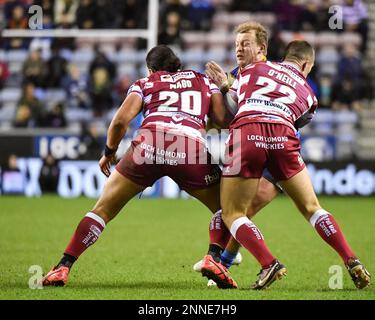 Wigan, England - 24. Februar 2023 - Wakefield Trinity's Eddie Battye, angegriffen von Patrick Mago und Brad O'Neill von Wigan Warriors. Rugby League Betfred Super League Runde zwei Wigan Warriors gegen Wakefield Trinity im DW Stadium, Wigan, Großbritannien Stockfoto