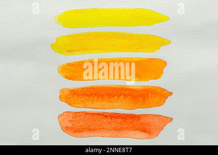 Abstrakte isolierte Pinselstriche in Aquarell Orange und Gelb. Kopierbereich für Banner, Design, Poster, Hintergrund. Hochauflösender, farbenfroher Tex in Aquarellfarben Stockfoto