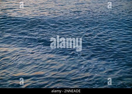 Hintergrund der Wasseroberfläche. Blaue Meerwassertextur. Hintergrund der Wasseroberfläche. Stockfoto