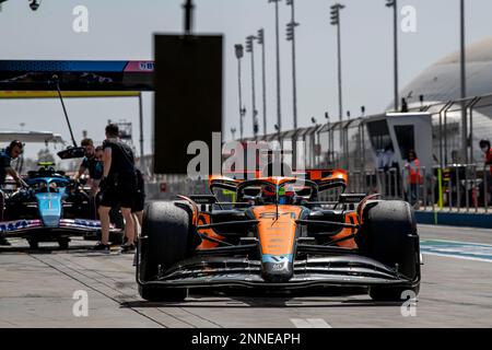 Sakhir, Bahrain, 25. Februar 2023, Oscar Piastri aus Australien tritt um McLaren F1 an. Wintertests, die Wintertests der Formel-1-Meisterschaft 2023. Kredit: Michael Potts/Alamy Live News Stockfoto