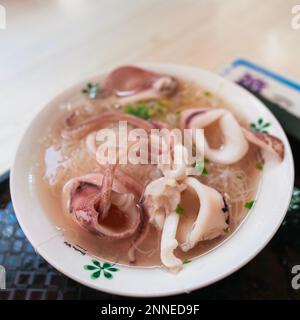 Reisnudelsuppe mit Tintenfisch. Einheimisches Street Food in Taiwan, vor allem in Tainan. Stockfoto