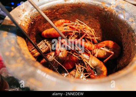 Scharfe Taiwanesische Pfeffergarnelen. Salz und Pfeffer Shrimps stammen aus der kantonesischen Küche und sind ein klassisches Gericht, das viele lieben. Stockfoto