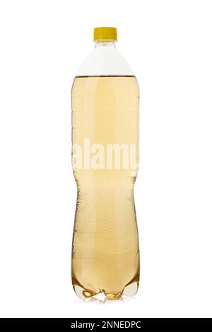 Plastikflasche mit Süßwasser. Isoliert auf weißem Hintergrund. Datei enthält Beschneidungspfad. Stockfoto
