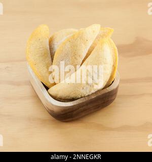 Kolumbianische Empanada, gefrorenes rohes Produkt zum Frittieren. Stockfoto