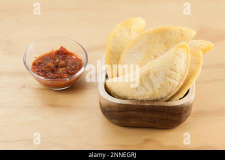 Kolumbianische Empanada, gefrorenes rohes Produkt zum Frittieren. Stockfoto