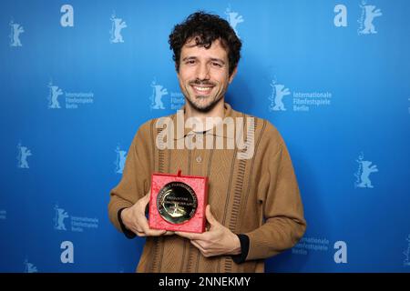 Berlin, Deutschland. 25. Februar 2023. Lois Patino erhält den Sonderpreis der Jury für "Samsara". Kredit: Jörg Carstensen/dpa-Pool/dpa/Alamy Live News Stockfoto