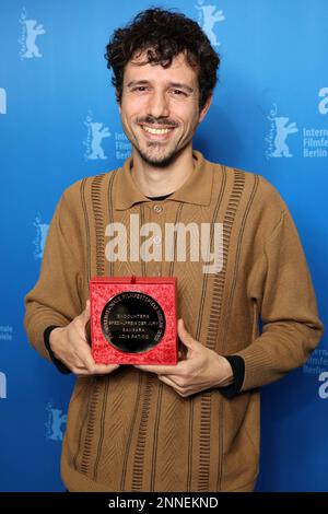 Berlin, Deutschland. 25. Februar 2023. Lois Patino erhält den Sonderpreis der Jury für "Samsara". Kredit: Jörg Carstensen/dpa-Pool/dpa/Alamy Live News Stockfoto