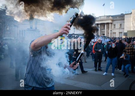 London, Großbritannien. 25. Februar 2023. Fans von Newcastle United steigen vor ihrem Carabao Cup-Finale gegen Manchester United auf den Trafalgar Square ab. Kredit: Andy Barton/Alamy Live News Stockfoto