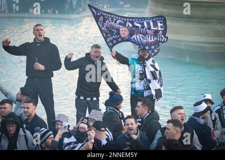 London, Großbritannien. 25. Februar 2023. Fans von Newcastle United steigen vor ihrem Carabao Cup-Finale gegen Manchester United auf den Trafalgar Square ab. Kredit: Andy Barton/Alamy Live News Stockfoto