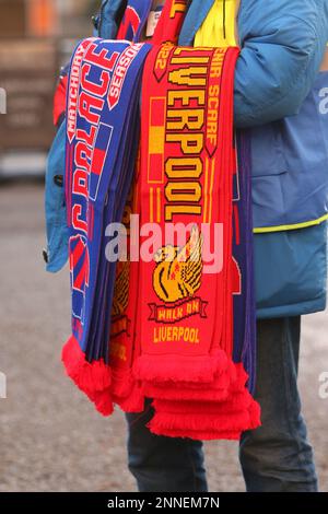 Selhurst Park, Selhurst, London, Großbritannien. 25. Februar 2023. Premier League Football, Crystal Palace gegen Liverpool; Schals für Spielpaare werden vor dem Spiel außerhalb des Stadions verkauft. Kredit: Action Plus Sports/Alamy Live News Stockfoto