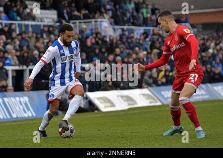 Hartlepool, Großbritannien. 21. Januar 2023. Brendan Kiernan von Hartlepool United versucht, Walsall FC Taylor Allen beim Sky Bet League 2-Spiel zwischen Hartlepool United und Walsall am Samstag, den 25. Februar 2023 im Victoria Park, Hartlepool, zu schlagen. (Foto: Scott Llewellyn | MI News) Guthaben: MI News & Sport /Alamy Live News Stockfoto